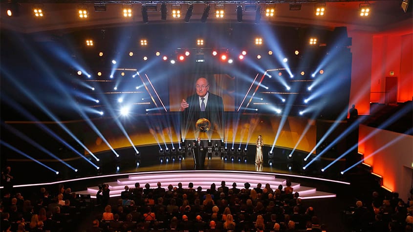 Es ist angerichtet in Zürich. Hier spricht FIFA-Präsident Sepp Blatter zu den Gästen.
