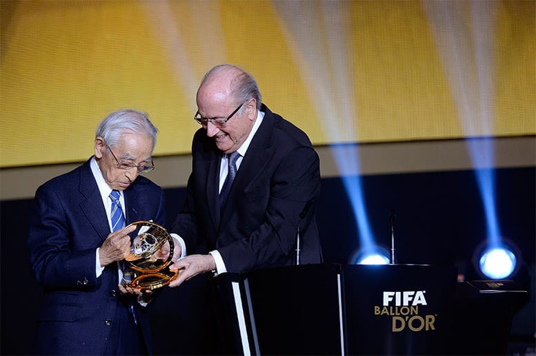 Dann wird geehrt. Der sogenannte Präsidentenpreis wird vom Präsidenten übergeben: Sepp Blatter (re.) überreicht ihn dem Japaner Hiroshi Kagawa. Der 90-jährige war der älteste Berichterstatter bei der WM 2014.