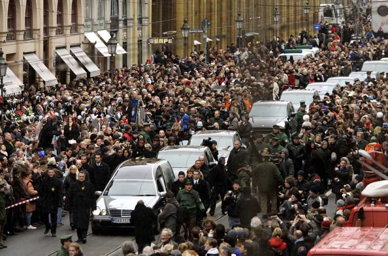 Die Anteilnahme in der Bevölkerung am Tod Moshammers war groß. Unzählige Menschen standen am 22. Januar 2005 in der Maximilianstraße in München, als der Konvoi mit seinem Leichnam an dessen Geschäft vorbeifuhr.