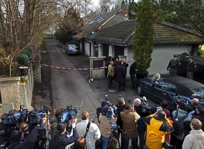 Zahlreiche Journalisten warteten bereits am nächsten Morgen vor Moshammers Haus. Hinten rechts steht der Rolls Royce, mit dem er den damals 25-jährigen Täter mit nach Hause genommen hatte.