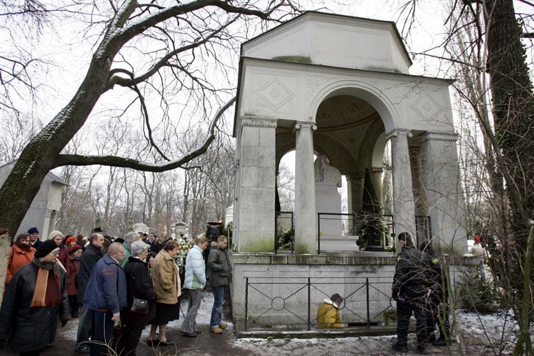 Viele Menschen strömten einen Tag nach der Beerdigung auf den Ostfriedhof, um das Mausoleum zu sehen. An der Rückseite des Grabes standen die Schaulustigen an, um durch die Gittertür einen Blick in die Grabkammer zu erhaschen