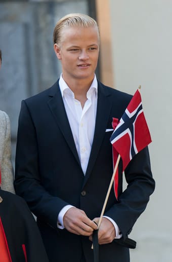 Kaum zu glauben, dass Prinzessin Mette-Marit schon einen volljährigen Sohn hat. Doch tatsächlich: Marius Borg Høiby feiert am 13. Januar 2015 seinen 18. Geburtstag. Aus Prinz Haakons Stiefsohn ist ein gutaussehender junger Mann geworden.