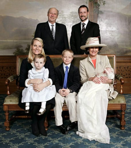 So sah Marius (Mi.) im Jahr 2006 aus. Damals wurde sein jüngerer Halbbruder Sverre Magnus getauft (re., im Arm von Königin Sonja). Mette-Marit hat Prinzessin Ingrid Alexandra auf dem Schoß. Dahinter stehen König Harald (li.) und Prinz Haakon.