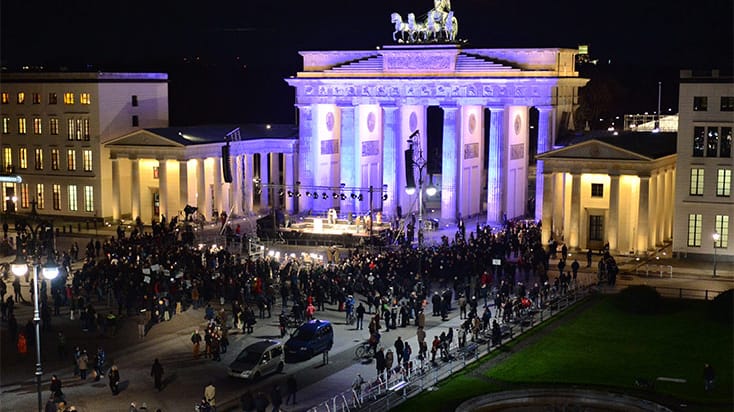 Zusammen stehen, Gesicht zeigen: Unter diesem Motto haben der Zentralrat der Muslime und die türkische Gemeinde vor dem Brandenburger Tor zu einer Mahnwache gegen islamistischen Terror aufgerufen.