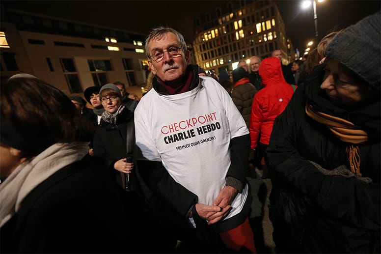 "Freiheit ohne Grenzen" hat dieser Teilnehmer in Anlehnung an den Berliner Checkpoint Charlie auf sein T-Shirt gedruckt.