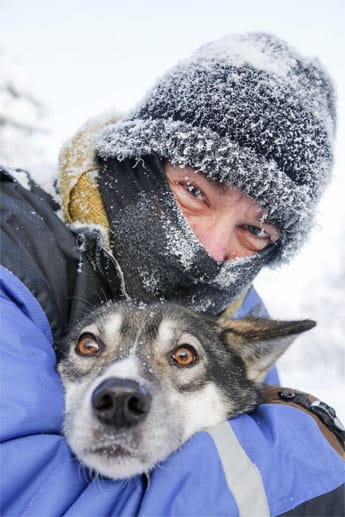Lappland-Besucher ohne dieses dicke Fell müssen sich anderweitig um Schutz vor der Kälte kümmern - zum Beispiel mit Mütze und Schal.