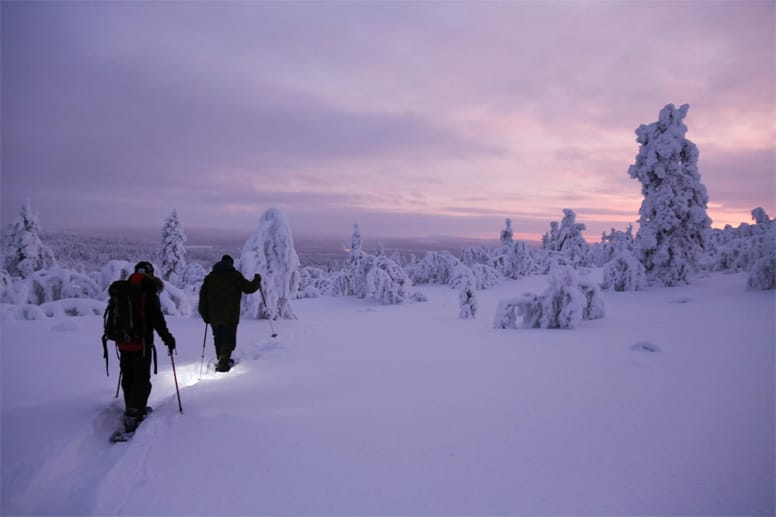 Lappland bietet selbst im Winter viele Aktivitäten: Neben Eisangeln ist beispielsweise die Wanderung auf Schneeschuhen, zu der man am knapp 450 Meter hohen Tuulivoimala oberhalb von Hetta aufbrechen kann, pure Poesie.