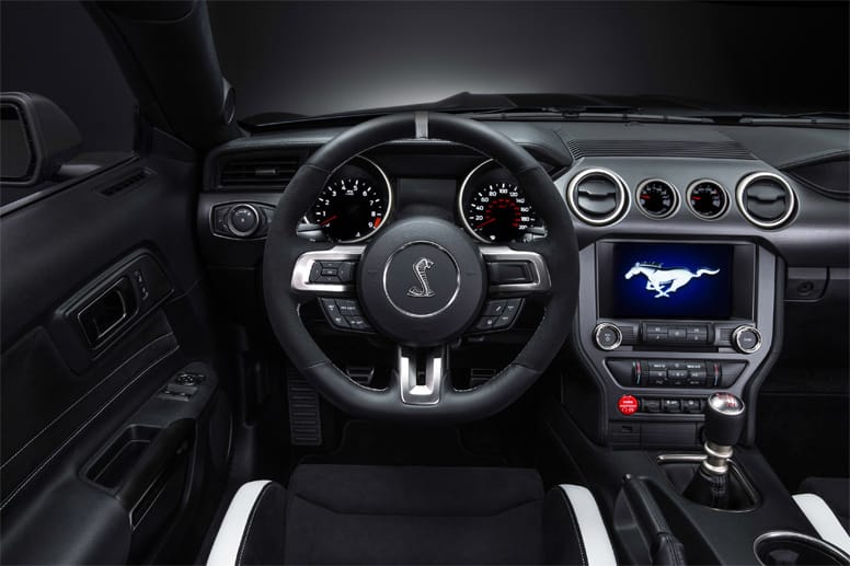Zur Gewichtsersparnis trägt auch die puristische Ausstattung des Shelby GT 350 R bei. In der Serienversion verzichtet der Hersteller bewusst auf Klimaanlage, Audio, Rücksitze, Rückfahrkamera, Reifen-Reparaturset, Teppiche sowie auf die Verkleidung des Kofferraums.