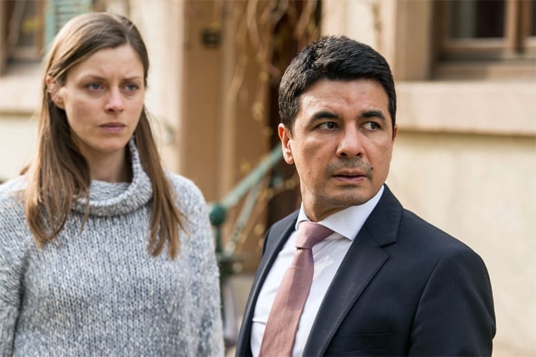 Weiß einer der beiden mehr als sie zugeben? Sylvia Magin (Alma Leiberg) und ihr Verlobter Konstantin Yildiz (Ercan Karacayli) besitzen den Hof, auf dem der Pferdepfleger ermordet wurde.