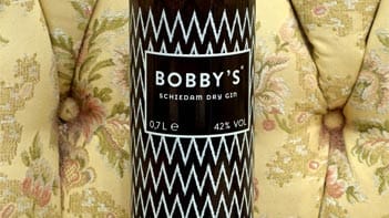 Für Gin-Einstieger und für Genießer gleichermaßen eine gute Wahl: "Bobby's" aus Schiedam in den Niederlanden (etwa 42 Euro) verbindet traditionelle und exotische Aromen nach Zitronengras, Kubebenpfeffer, Gewürznelken und Rosen.