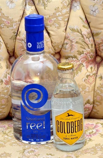 Der Shetland Reel Gin (etwa 38 Euro) stammt aus einer kleinen Destillerie auf einer der gleichnamigen Inseln weit vor Schottland. Er schmeckt klassisch nach Wacholder, dazu nach Zitrus, Koriandersamen und Minze. Dazu empfiehlt Experte Peter Reichard das Tonic Water von Goldberg, das seine Aromen hervorragend ergänzt.