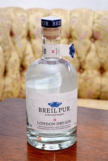 Aus der Schweiz stammt der Gin "Breil pur" (etwa 45 Euro). Er gehört zur Kategorie "London Dry" und schmeckt nach Alpenwacholder, Alpenrosen und Schokoladenminze.
