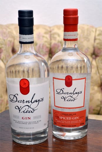 Der Gin "Darnley's View" aus London ist in zwei Varianten zu haben: Klassisch mit Holunderblüte und Zitrone (etwa 25 Euro) sowie als "Spiced Gin" (etwa 28 Euro) verfeinert unter anderem mit Muskat und Zimt.