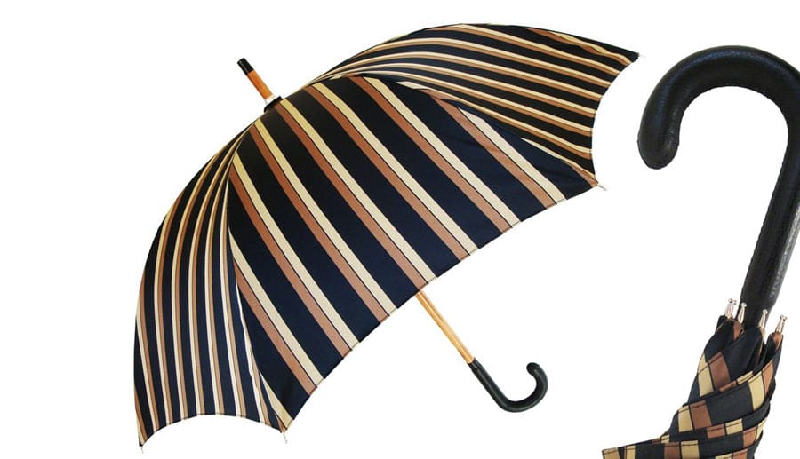 Auch die Italiener verstehen sich auf edle Regenschirme: Das Modell mit lederbezogenem Griff von Pasotti schlägt mit 235 Euro zu Buche.