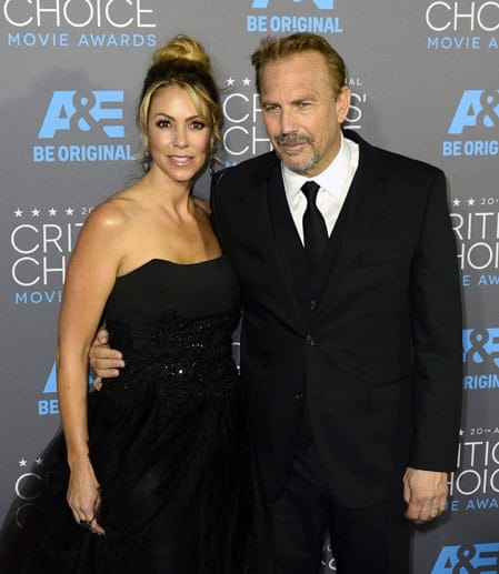 Schwarz geht immer - das beweist Kevin Costners Frau Christine Baumgartner sehr charmant bei den 20. Critics' Choice Awards in Hollywood.