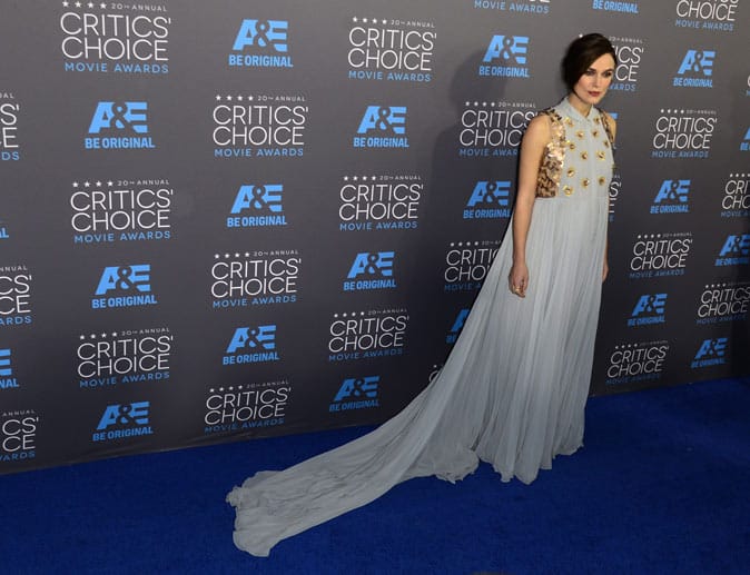 In einem Blütentraum schwebt Keira Knightley über den blauen Teppich der Critics' Choice Awards.