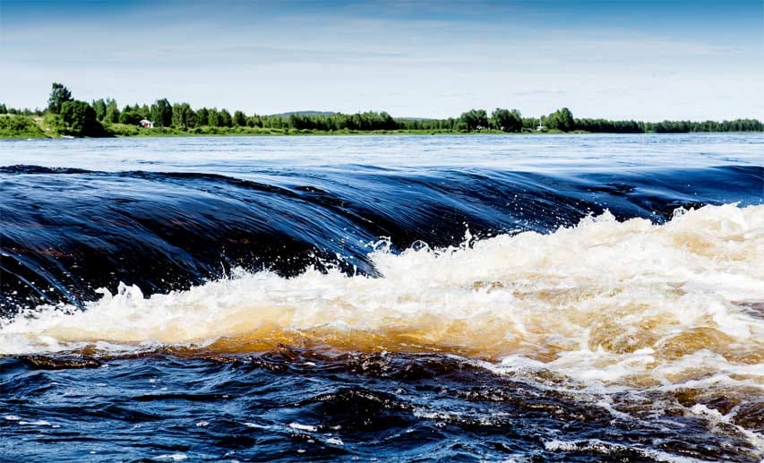 Wild und ungestüm fließt der Torne an manchen Stellen mit 4000 Tonnen Wasser in zehn Minuten durch Schwedisch Lappland.