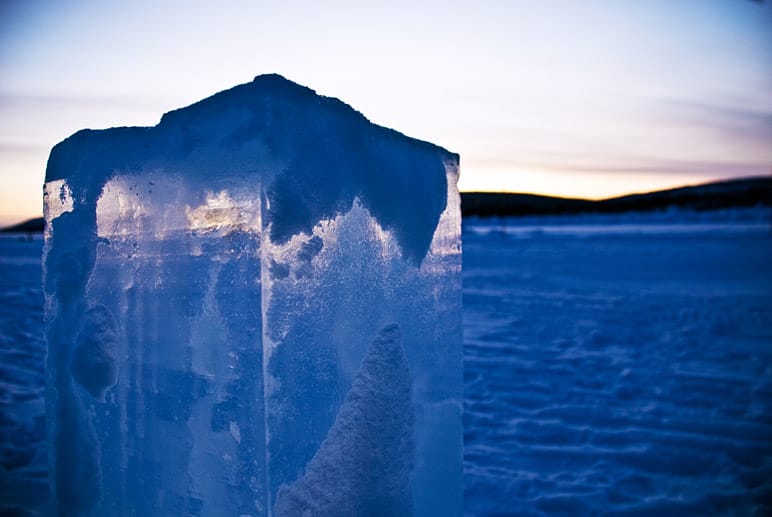 Das klare Eis und das sonderbare Licht in der Polarnacht gibt es nur in Schwedisch Lappland.