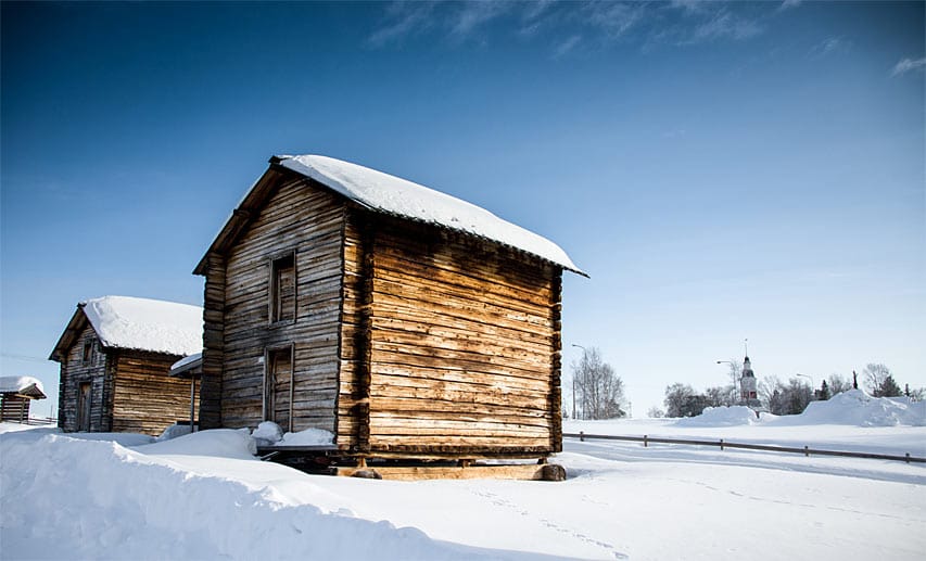 Traditionelle Blockhäuser stehen am Ufer des Torne in Jukkasjärvi, Schwedisch Lappland.