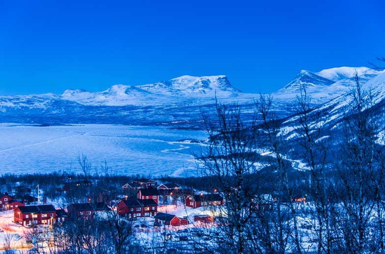 Die Bergformation, die wie ein "U" aussieht, ist das Tor nach Lappland, Lapporten. Unterhalb befindet sich das Städtchen Abisko mit dem Torneträsk.