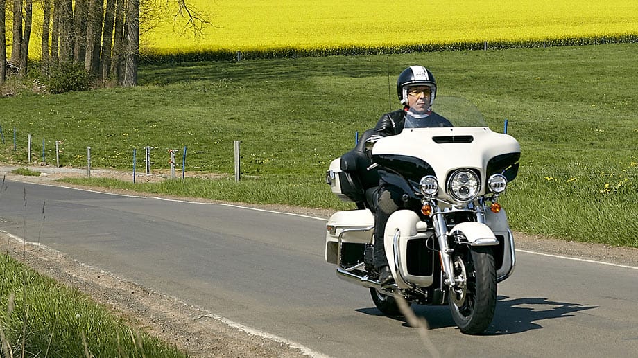Gewaltiger Luxus-Tourer für die große Fahrt: die Harley-Davidson Electra-Glide. Mindestens 27.185 Euro kostet das edle Bike.