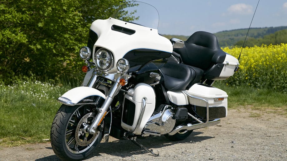 Vertraute Optik, aber mit neuer Technik: Harley-Davidson hat die Electra-Glide umfassend überarbeitet.