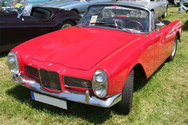 Da zu Beginn der 1960er-Jahre der Gewinn des Unternehmens erheblich zu wünschen übrig ließ, brachte Daninos seinen Sportwagen Facellia auf den Markt.