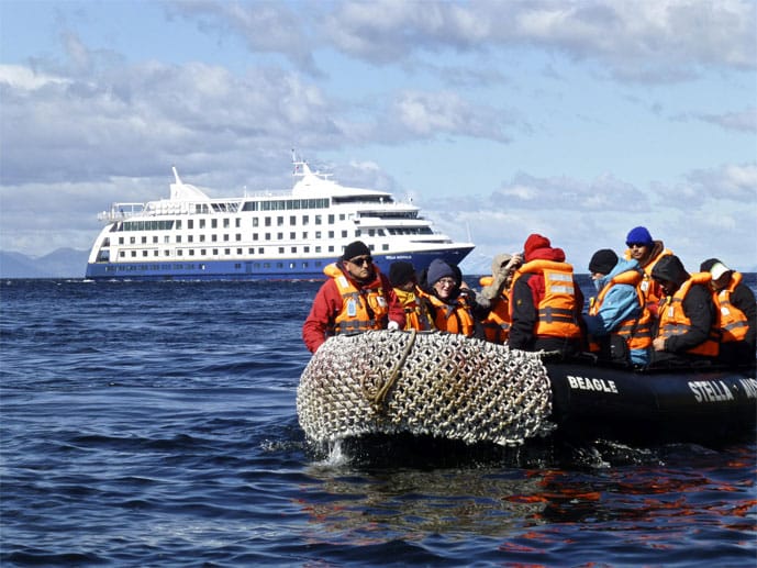 Die "Stella Australis" im Hintergrund bringt Gäste zum Kap Hoorn. Die Schlauchboote für Landausflüge sind gegen Eisschollen mit eigenen "Kettenhemden" geschützt.