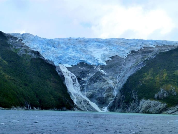 In der Allee der Gletscher stürzen sich Wasserfälle vom Romanche ins Meer.