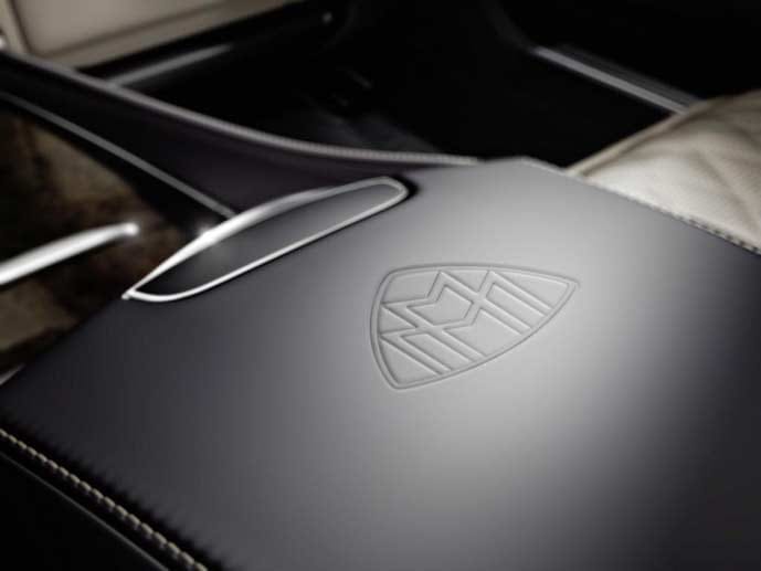Maybach-Embleme und -Schriftzüge setzt Mercedes-Benz überraschend sparsam ein. Selbst die Einstiegsleisten und …