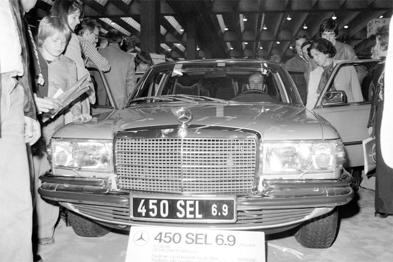 Mercedes hatte sein neues 6.9-Liter-S-Klasse-Flaggschiff bereits im September 1972 angekündigt. Zu dieser Zeit waren kraftstoffsparende Autos aber noch von größerer Bedeutung. Drei Jahre später auf der IAA 1975 feierte der SEL 450 6.9. dann Marktstart. Ein geschickter Zug, denn die politische Diskussion um schnelle und starke Autos hatte sich zumindest in Deutschland bis 1975 wieder etwas beruhigt.