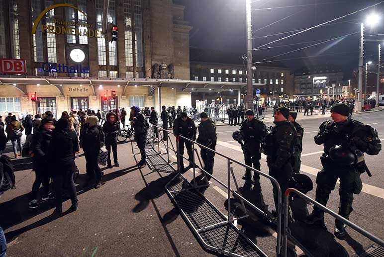 Ausnahmezustand in der Messestadt: Die Polizei riegelt die Stadt ab.