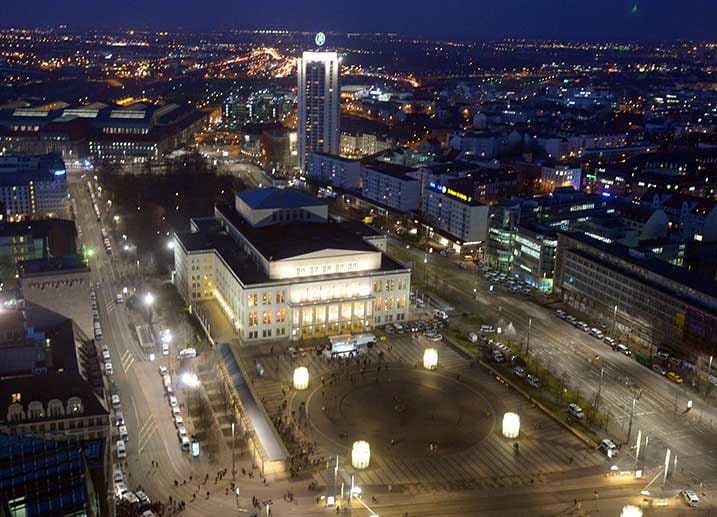 Leipzig gleicht am Abend einer Geisterstadt: Dutzende Straßen wurden abgesperrt.