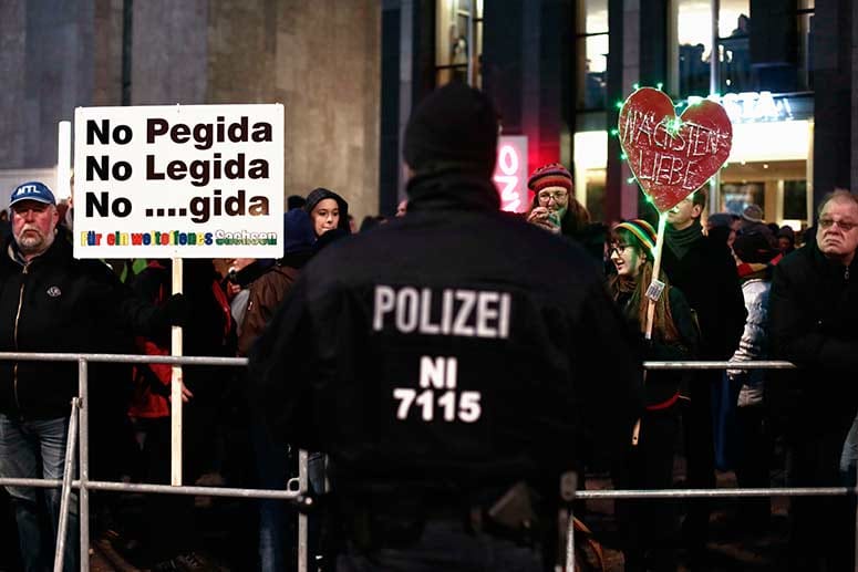 "No Legida": Tausende Gegner demonstrieren gegen den "Legida"-Aufmarsch.