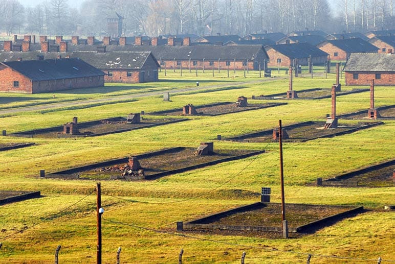 Einiges ist zerstört, aber viele Baracken stehen noch - Auschwitz-Birkenau war das größte Vernichtungslager im Nationalsozialismus.