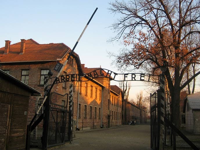 "Arbeit macht frei" steht über dem Eingang zum Lager - eine zynische Parole: In Auschwitz wurden mehr als 1,1 Millionen Menschen ermordet.