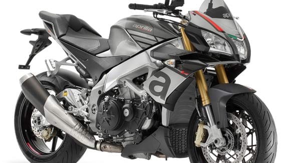 Die Aprilia Tuono V4 1100 RR hat mehr Hubraum als das bisherige Modell, der auf 1077 Kubikzentimeter aufgebohrte Vierzylinder in V-Form leistet 175 PS. Für 16.490 Euro ist das Bike zu haben.