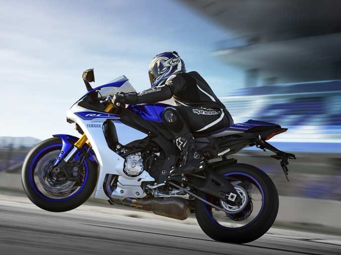 Bei Yamahas rundum erneuerten Superbike-Klassiker YZF-R1 treffen 200 Pferdestärken auf 199 Kilogramm Motorrad. Ab 18 495 Euro ist das Superbike zu haben.