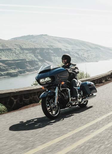 Drei Jahrzehnte lang läuft die Road Glide schon auf dem Harley-Heimatmarkt in den USA, jetzt kommt der Tourer mit rahmenfester Verkleidung und 87 PS starkem 1,7-Liter-V2 als Special-Variante (ab 25.785 Euro) nach Deutschland.