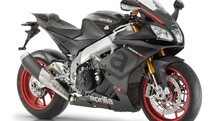 2015 haben die Hersteller wieder eifrig an ihren Bikes gewerkelt und kräftig aufgemöbelt. Von Aprilia stammt das verbesserte Superbike RSV4 RR. Der Motor leistet nun 201 PS. 18.490 Euro kostet das potente Bike.