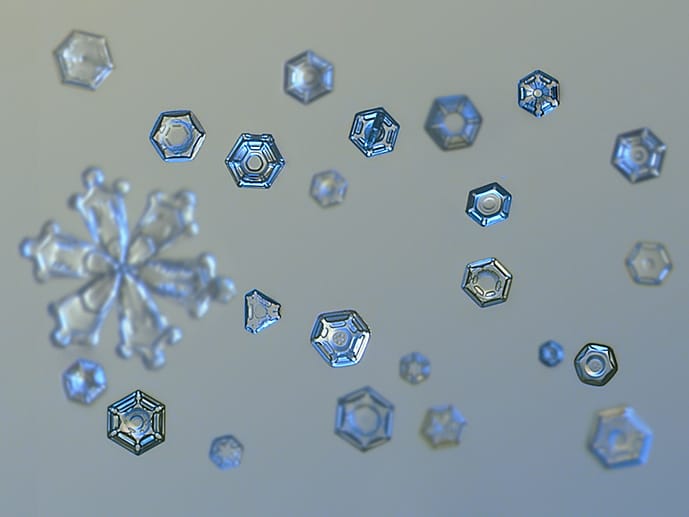 Der Fotograf Alexey Kljatov hat Eiskristalle fotografiert. Auf dieser Aufnahme ist sehr gut die sechseckige Grundstruktur zur erkennen.