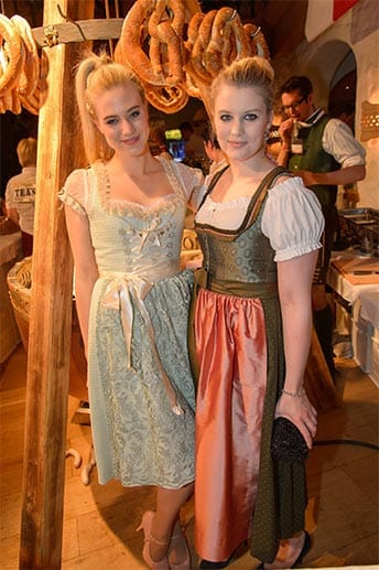 Die amtierende Dschungelprinzessin Larissa Marolt (li.) kam mit ihrer Schwester Lisa-Marie zur "Weißwurst-Party" des Stanglwirts in Kitzbühel. Die beiden Blondinen bildeten in ihren Dirndln ein bezauberndes Gespann.