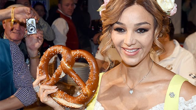 Verona Pooth zeigte im zitronengelben Dirndl ihr prall gefülltes Dekolleté.