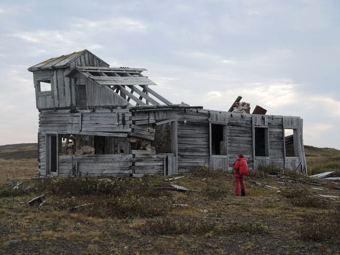 Die russische Inselkette der Kurilen gehört zu den wohl ungewöhnlichsten Kreuzfahrtzielen. Hier ist auch Verfall Attraktion - wie diese Baracke auf der Insel Schumschu.