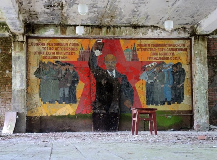 Lenin winkt von der Wand: Auf der Kurilen-Insel Simuschir sind die Überreste einer russischen U-Boot-Station zu finden.