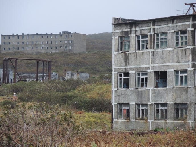 Früher lag auf der Kurilen-Insel Simuschir eine russische U-Boot-Station. Heute zerfallen die Gebäude dort.