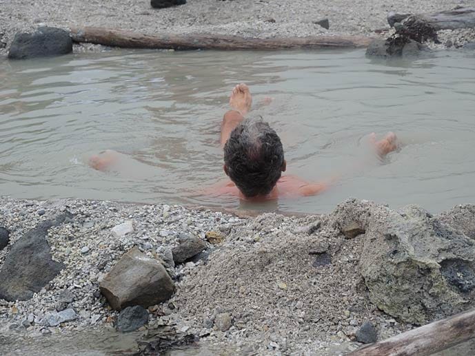 Bad auf Yankicha: Das Expeditionsteam hat sich einen kleinen Pool gegraben, in dem es sich im Wasser einer heißen Quelle gut entspannen lässt.