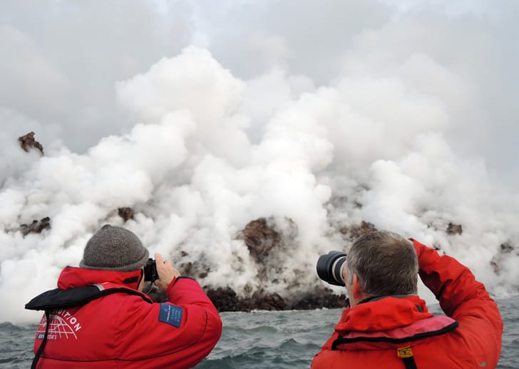 Grandioses Naturschauspiel: Teilnehmer der Expeditionskreuzfahrt beobachten einen Vulkanausbruch auf der Insel Tschirpoi.
