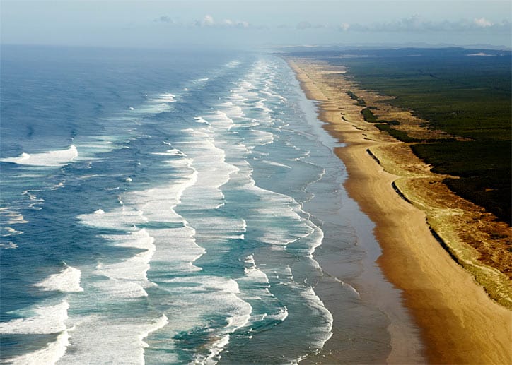 Die Ninety Mile Beach ist eigentlich nur 89 Kilometer lang - James Cook nannte den Strand Desert Coast.