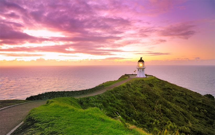 Ein einsamer Leuchtturm steht am Cape Reinga - hier tauchen die Seelen der Maori angeblich in die Unterwelt ab.